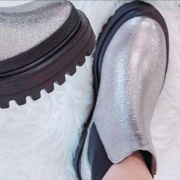 UGG Metallic Silver Chelsea Boots - Picture 4 of 9